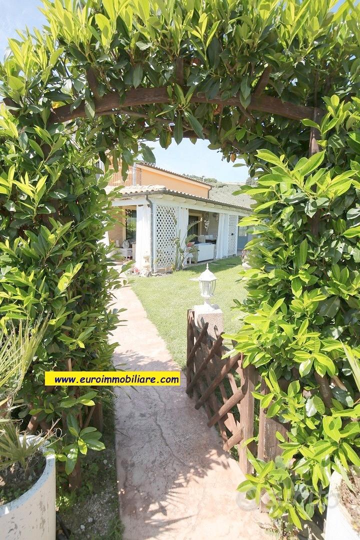 Villa bifamiliare con vista mare e giardino - Altro