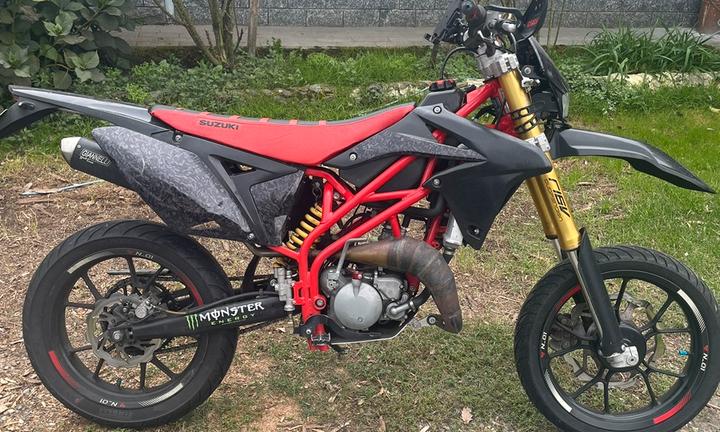 Moto suzuki valenti 2016