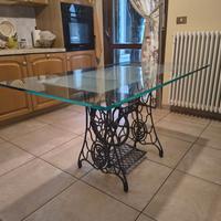Tavolo in vetro con base macchina da cucire
