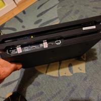 PlayStation 4 pro con due pad e un gioco (God of w