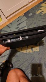 PlayStation 4 pro con due pad e un gioco (God of w