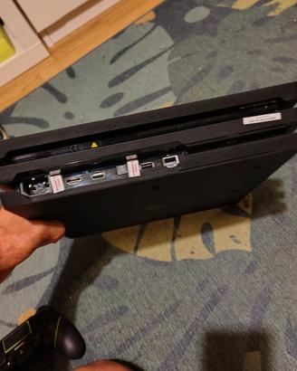 PlayStation 4 pro con due pad e un gioco (God of w