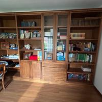 Libreria in legno massello con vetrina e cassetti