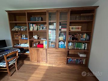 Libreria in legno massello con vetrina e cassetti