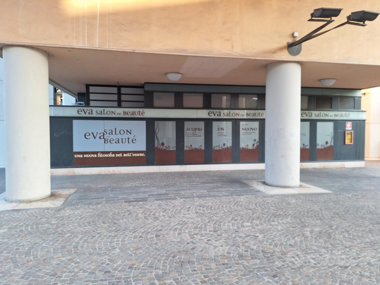 Locali con ampie vetrine al Triangolo - Altro