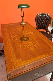 Scrivania con sedia e lampada