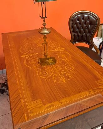 Scrivania con sedia e lampada