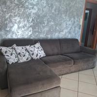 Divano letto con vano contenitore.