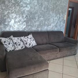 Divano letto con vano contenitore.