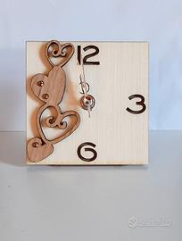 Orologio in legno con cuori - da tavolo - NUOVO