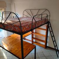 Letto matrimoniale a soppalco in ferro saldato