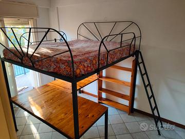 Letto matrimoniale a soppalco in ferro saldato