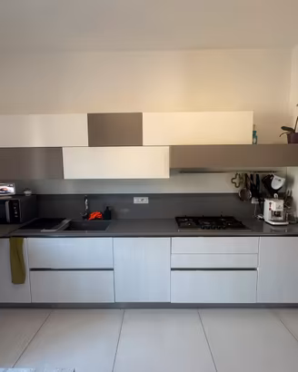 Cucina Moderna + tavolo, sedie e frigorifero