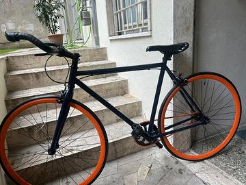Bicicletta corsa scatto fisso e ruota libera
