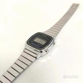 Casio LA670W orologio Argentato e Nero