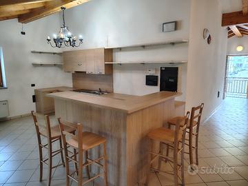  Cucina con piano cottura elettrico e lavello 