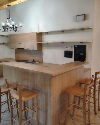  Cucina con piano cottura elettrico e lavello 