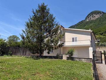 Villa di 250 m² con più di 5 locali e box auto a C