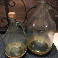 Due giare vetro per olio con base in paglia