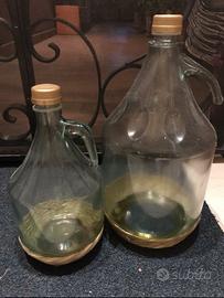 Due giare vetro per olio con base in paglia