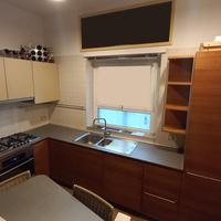 Cucina completa, tavolo snack, sgabelli, dispensa