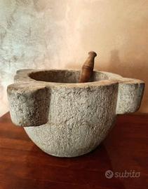 Antico mortaio in pietra, molto grande 
