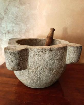 Antico mortaio in pietra, molto grande 