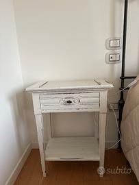 Due comodini in stile provenzale