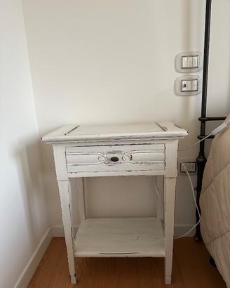 Due comodini in stile provenzale