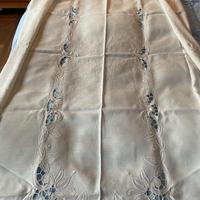 Tovaglia e 12 tovaglioli ricamati a mano anni '70