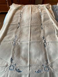 Tovaglia e 12 tovaglioli ricamati a mano anni '70