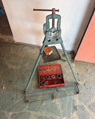 Cavalletto per idraulici con filiere