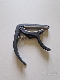 Capotasto a pinza per chitarra