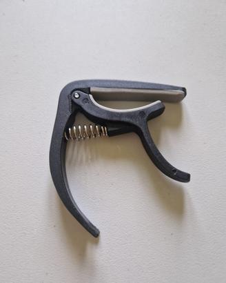 Capotasto a pinza per chitarra