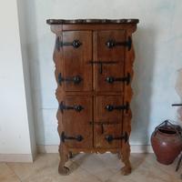 mobile in legno  con chiusure chiavistello 