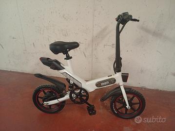 bicicletta elettrica con ruote piccole 