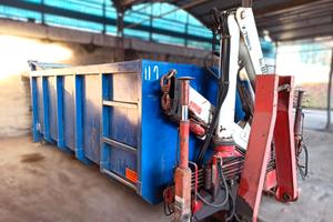 CASSA RIBALTABILE CON GRU IIDRAULICA BONFIGLIOLI 