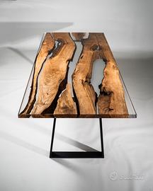 Tavolo in noce e resina epossidica