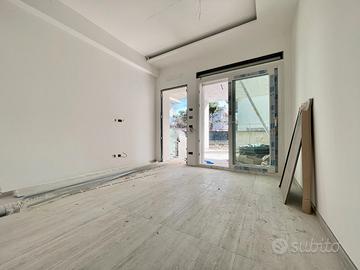 Bilocale con corte esterna a 350 m dal mare