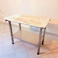 Tavolo con piano in Teflon e doppio ripiano