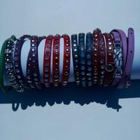 Bracciali con borchie e brillantini.