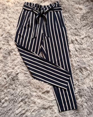 Pantaloni a righe blu e panna Stradivarius