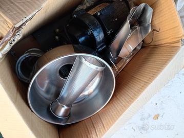 Macchina per passata pomodoro e cellulare