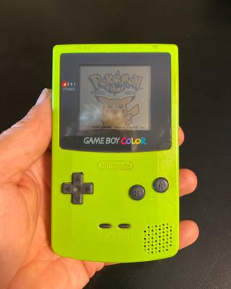 Game boy color verde con gioco pokemon