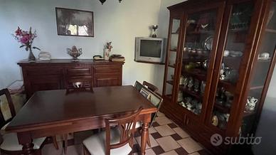 Tavolo, credenza e vetrina in legno massiccio