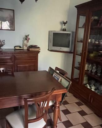 Tavolo, credenza e vetrina in legno massiccio