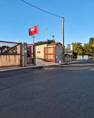 Ampio deposito Piazza Mercato