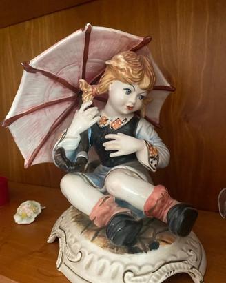 Statua bambina con ombrello Capodimonte