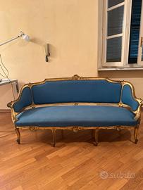 Divano azzurro antico