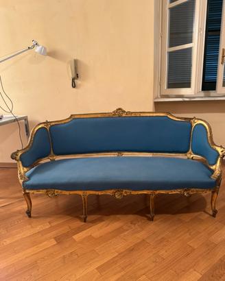 Divano azzurro antico